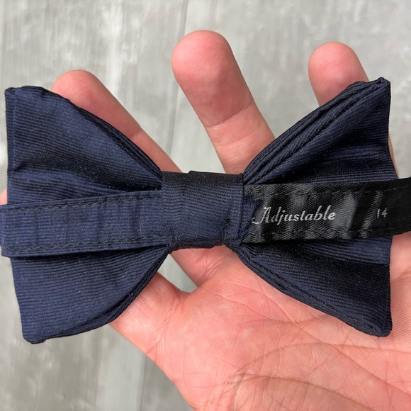 Solid Navy Blue Silk Pre-Tied Bowtie - Picture 2 of 4